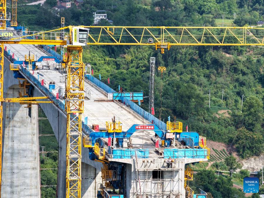 Posata l'ultima campata del grande ponte a doppio binario lungo la ferrovia ad alta velocità Chongqing-Wanzhou