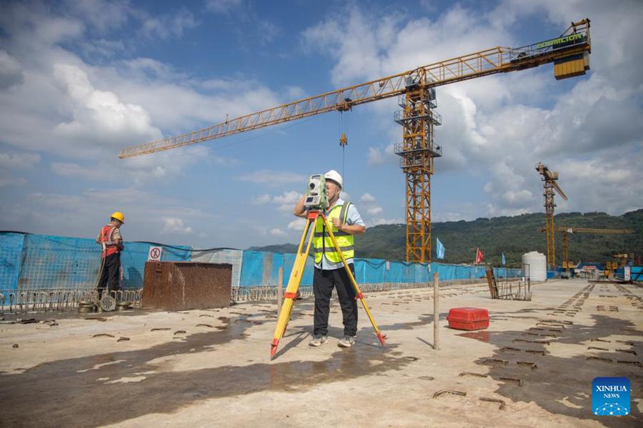 Posata l'ultima campata del grande ponte a doppio binario lungo la ferrovia ad alta velocità Chongqing-Wanzhou