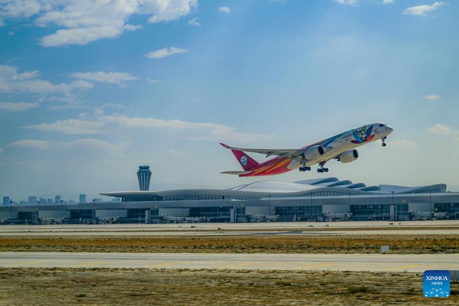 Un aereo decolla dall'Aeroporto Internazionale Tianshan di Urumqi nella Regione Autonoma Uigura dello Xinjiang, nord-ovest della Cina. (15 settembre 2025 - Xinhua/Chen Shuo)
