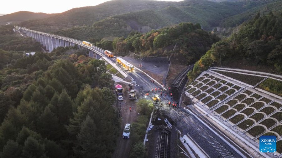 Operai eseguono operazioni di riempimento con ballast sulla sezione appena ammodernata della linea ferroviaria che collega Suifenhe al confine tra Cina e Russia, nella provincia dello Heilongjiang, nord-est della Cina. (26 settembre 2025 – Xinhua/Qu Yiwei)