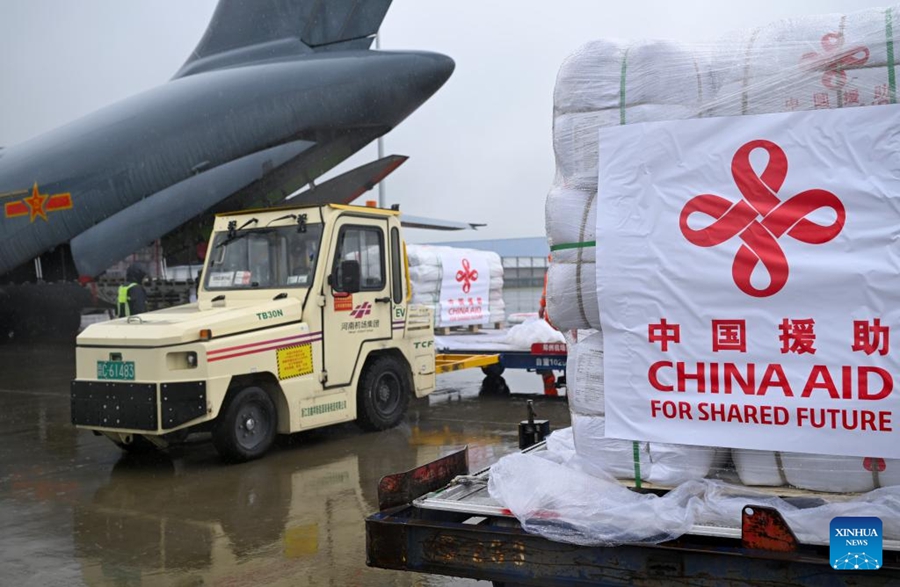 La Cina consegna aiuti umanitari per inondazioni al Pakistan