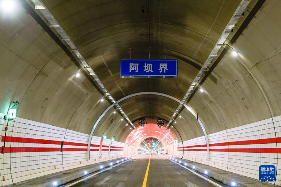 Completato il tunnel attraverso la prima montagna innevata lungo il percorso della Lunga Marcia dell'Armata Rossa