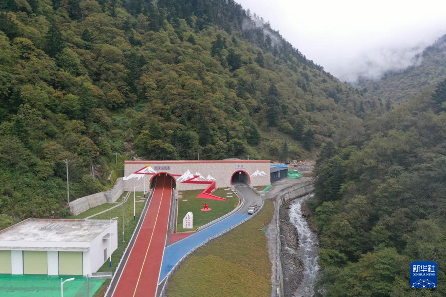 Completato il tunnel attraverso la prima montagna innevata lungo il percorso della Lunga Marcia dell'Armata Rossa