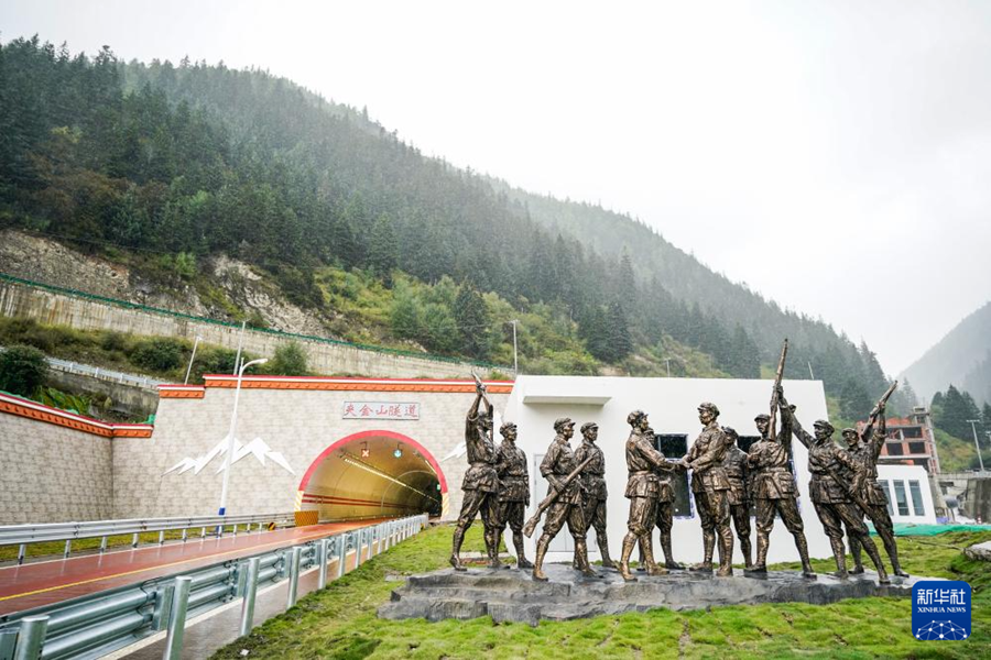 Completato il tunnel attraverso la prima montagna innevata lungo il percorso della Lunga Marcia dell'Armata Rossa