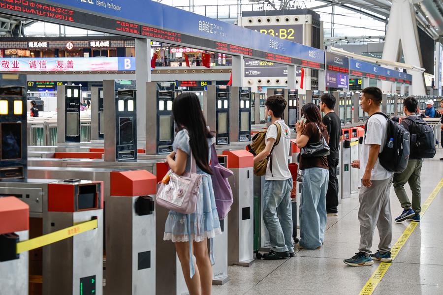 Passeggeri entrano nella stazione ferroviaria di Guangzhou Sud, provincia del Guangdong, Cina meridionale. (23 settembre 2025 - Xinhua/Liu Dawei)