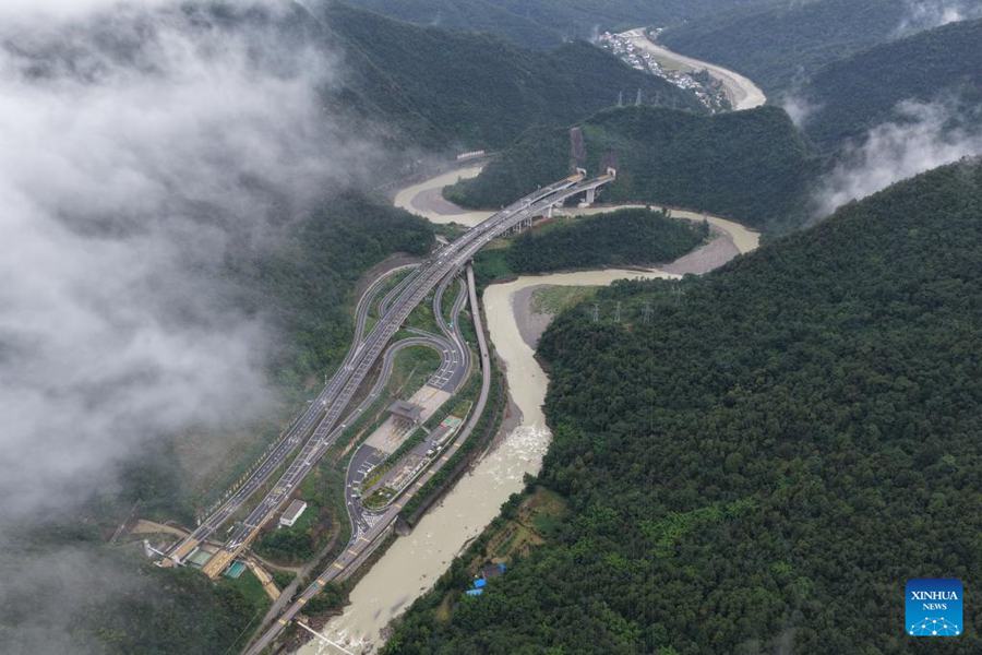 Autostrada collega la Valle di Jiuzhai, sito patrimonio mondiale dell’UNESCO in Cina