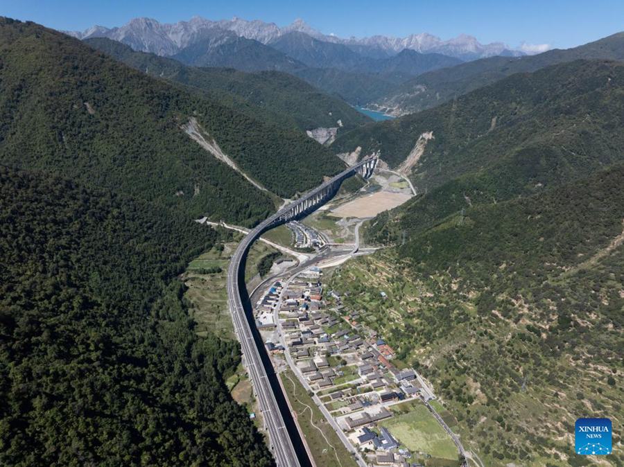 Autostrada collega la Valle di Jiuzhai, sito patrimonio mondiale dell’UNESCO in Cina