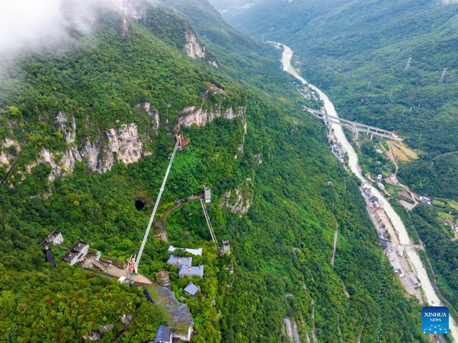 Autostrada collega la Valle di Jiuzhai, sito patrimonio mondiale dell’UNESCO in Cina
