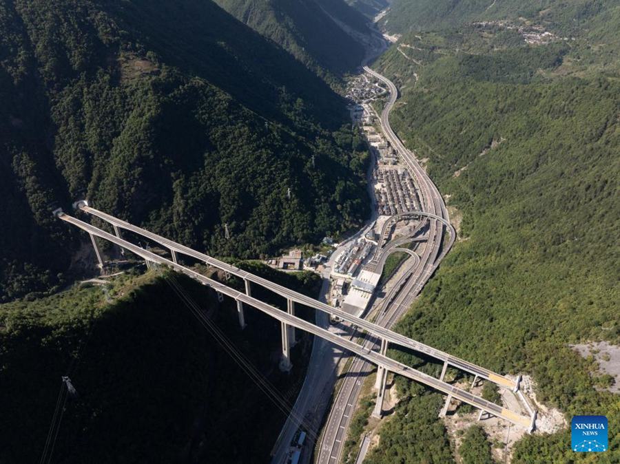 Autostrada collega la Valle di Jiuzhai, sito patrimonio mondiale dell’UNESCO in Cina