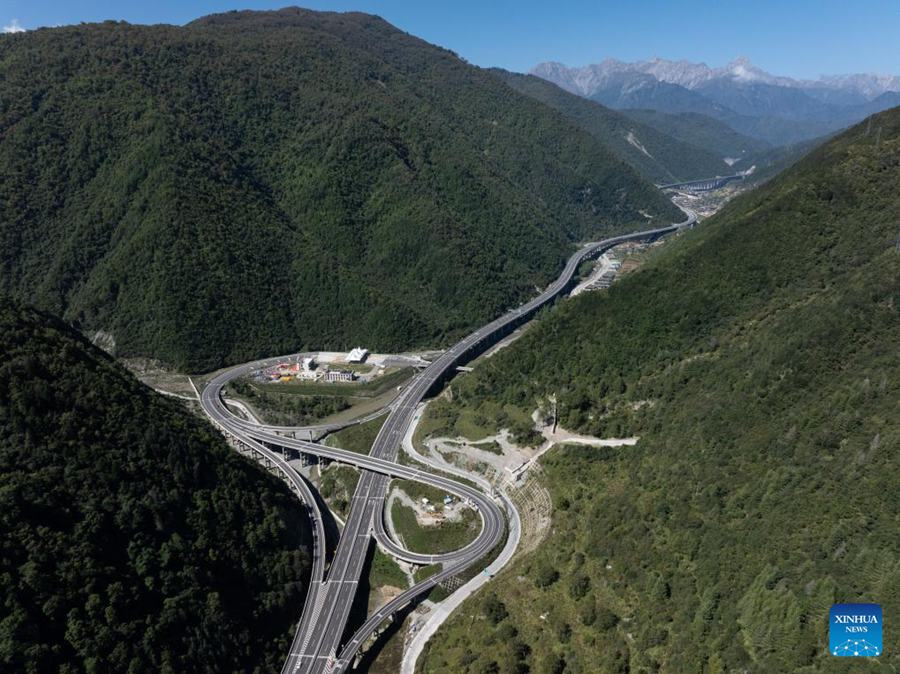 Autostrada collega la Valle di Jiuzhai, sito patrimonio mondiale dell’UNESCO in Cina