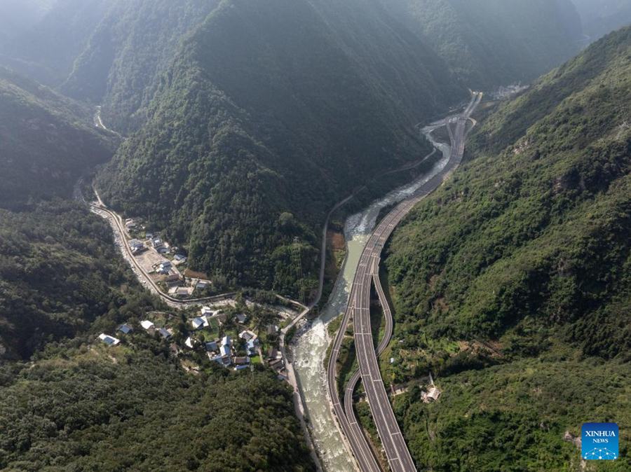 Autostrada collega la Valle di Jiuzhai, sito patrimonio mondiale dell’UNESCO in Cina