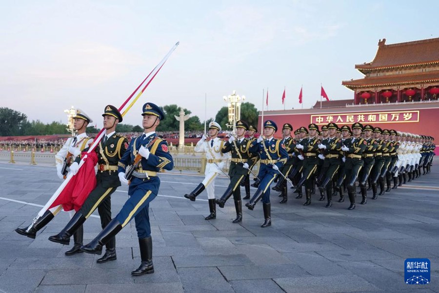 In Piazza Tian'anmen si è tenuta la cerimonia di alzabandiera per la Festa Nazionale