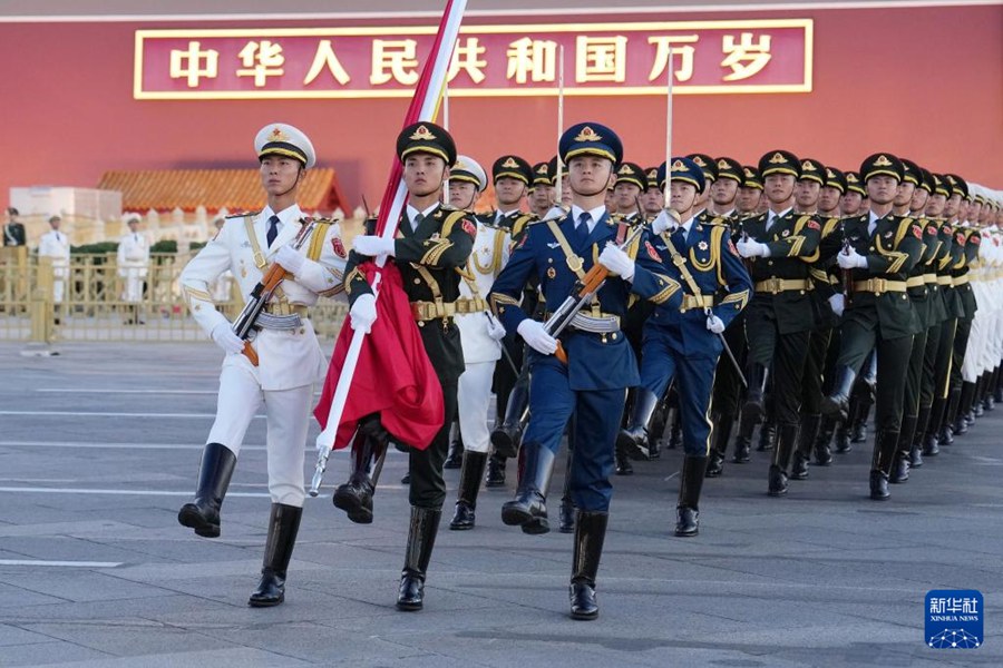 In Piazza Tian'anmen si è tenuta la cerimonia di alzabandiera per la Festa Nazionale