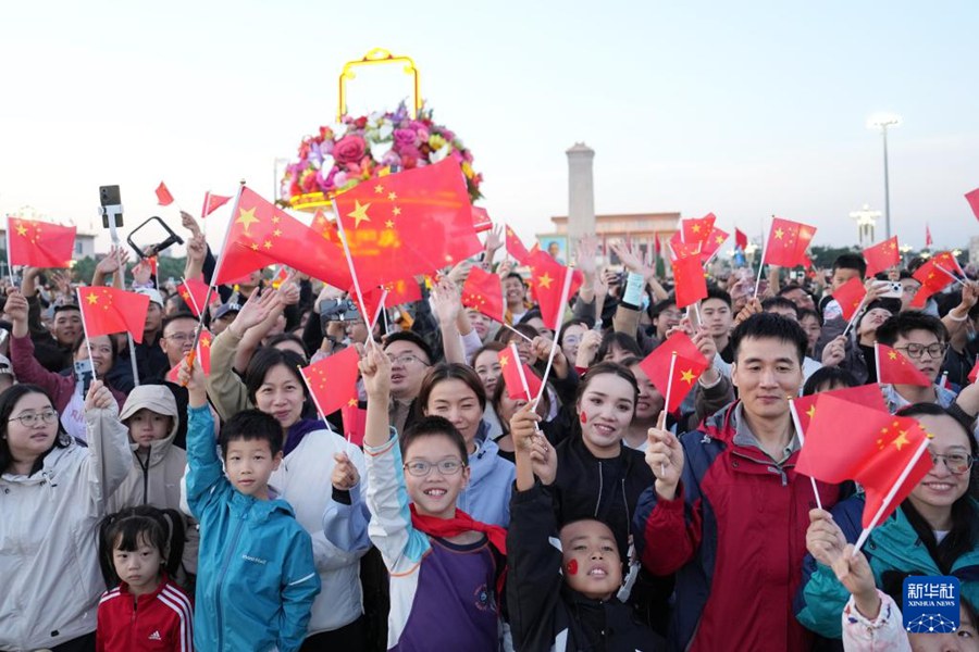 In Piazza Tian'anmen si è tenuta la cerimonia di alzabandiera per la Festa Nazionale