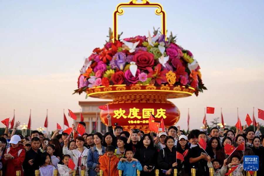In Piazza Tian'anmen si è tenuta la cerimonia di alzabandiera per la Festa Nazionale