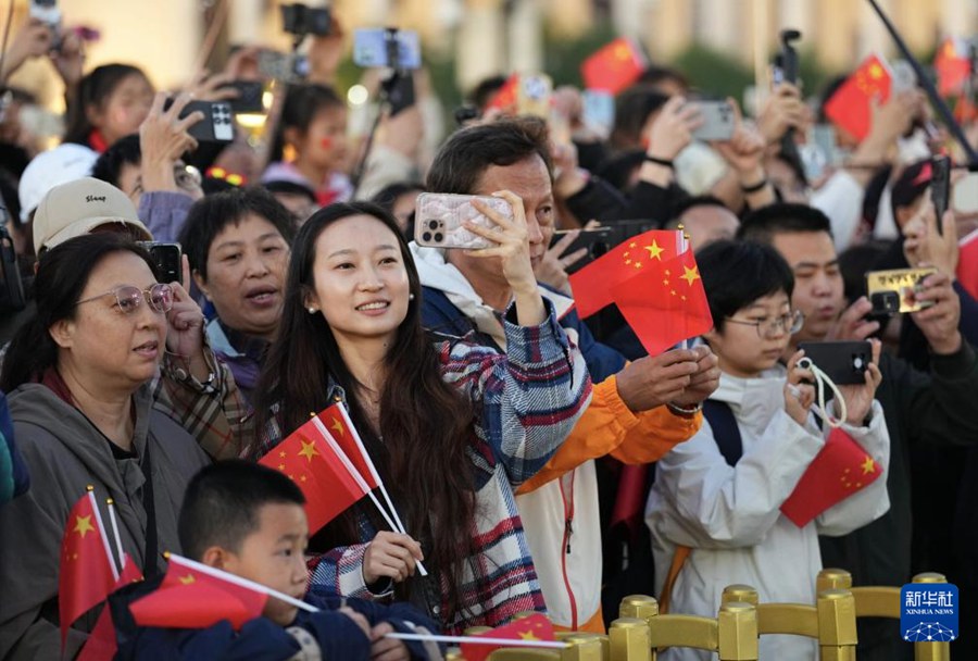 In Piazza Tian'anmen si è tenuta la cerimonia di alzabandiera per la Festa Nazionale