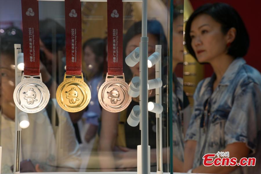 Medaglie per i 15° Giochi Nazionali della Cina presentate nella Regione ad Amministrativa Speciale di Hong Kong. (9 ottobre 2025 - China News/Chen Yongnuo)