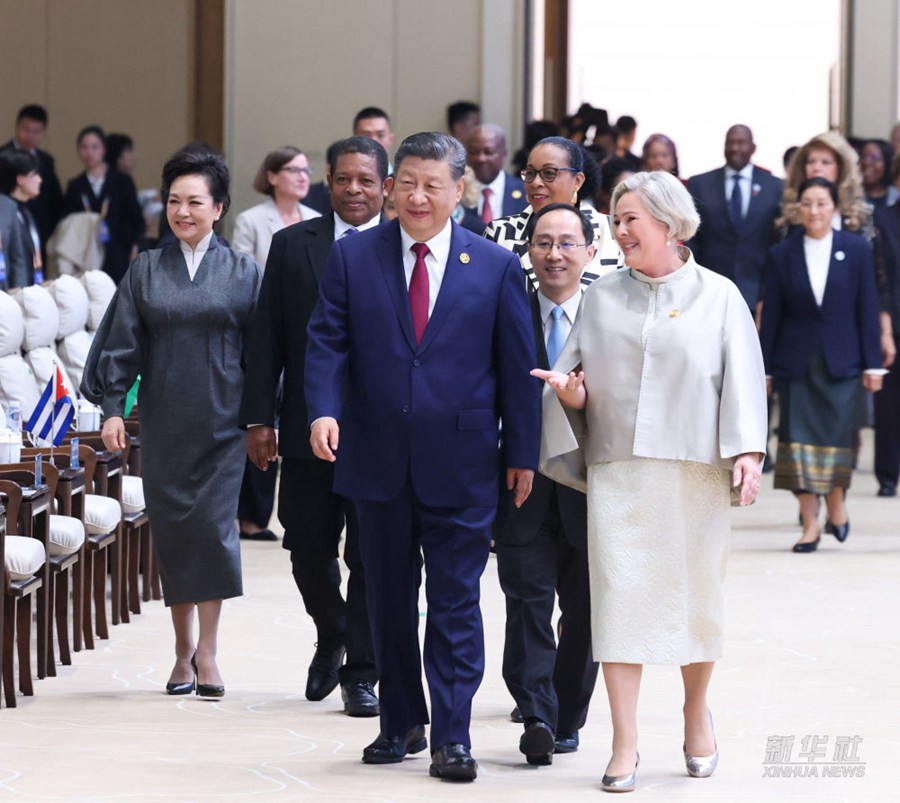 Xi Jinping presenzia alla cerimonia d'apertura del Vertice Mondiale delle Donne