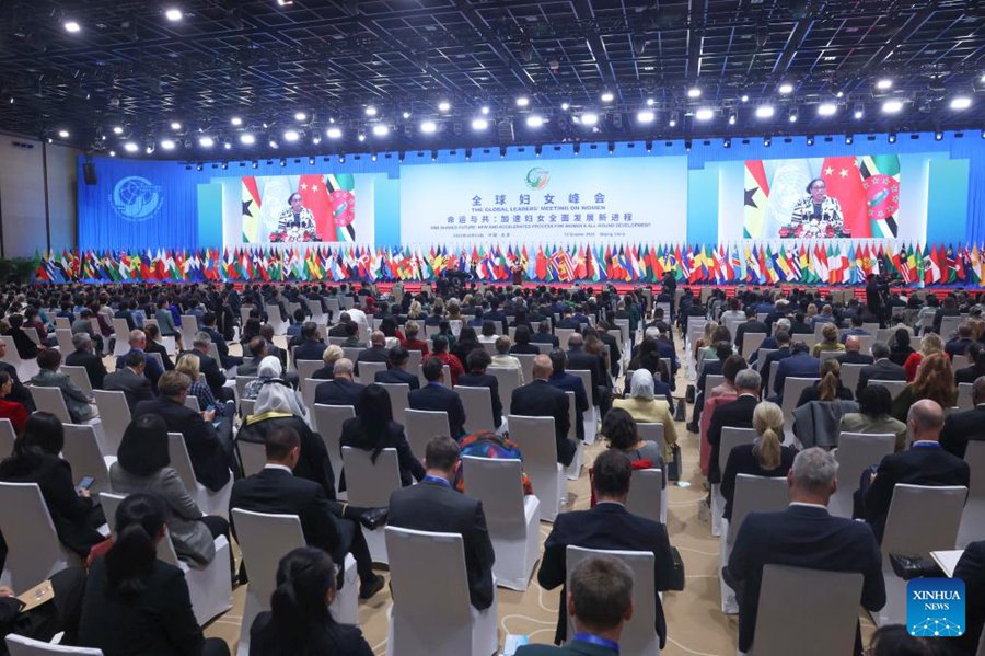 Partecipanti assistono alla cerimonia di apertura dell'Incontro dei Leader Mondiali sulle Donne a Beijing