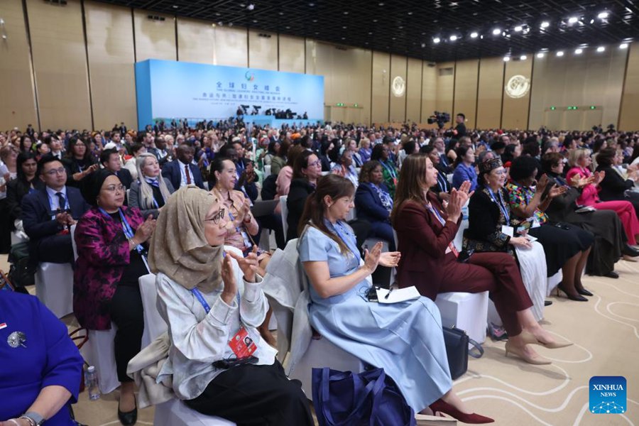 Partecipanti assistono alla cerimonia di apertura dell'Incontro dei Leader Mondiali sulle Donne a Beijing