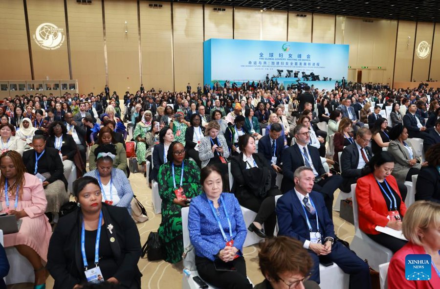 Partecipanti assistono alla cerimonia di apertura dell'Incontro dei Leader Mondiali sulle Donne a Beijing