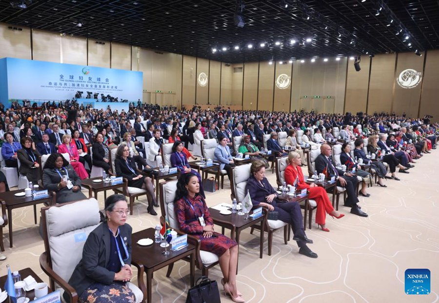 Partecipanti assistono alla cerimonia di apertura dell'Incontro dei Leader Mondiali sulle Donne a Beijing