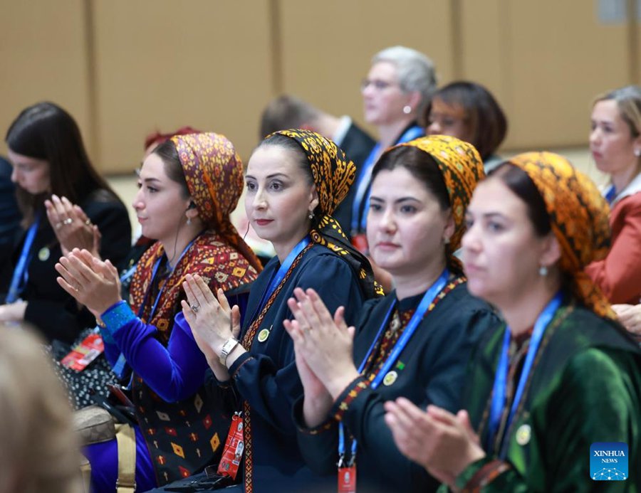 Partecipanti assistono alla cerimonia di apertura dell'Incontro dei Leader Mondiali sulle Donne a Beijing