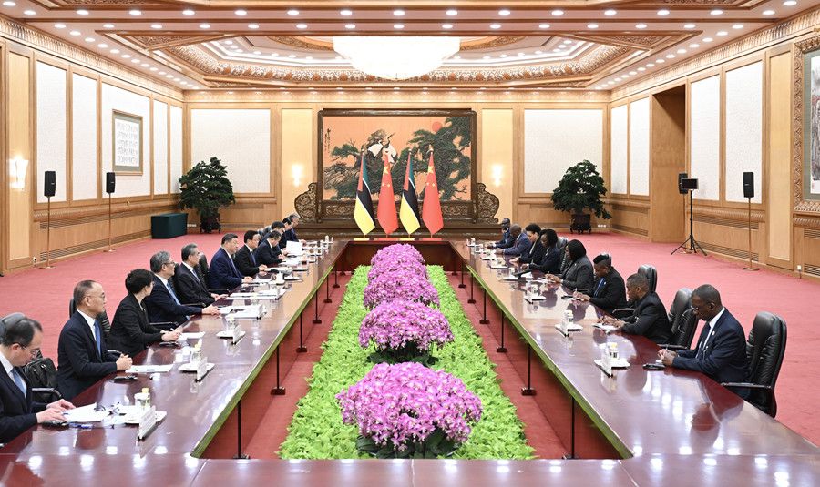 Xi Jinping incontra il Premier del Mozambico