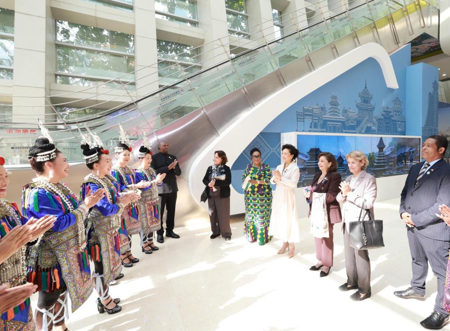 Peng Liyuan partecipa all'evento del Vertice Mondiale delle Donne 