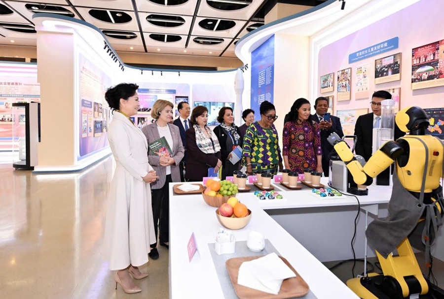 Peng Liyuan partecipa all'evento del Vertice Mondiale delle Donne 