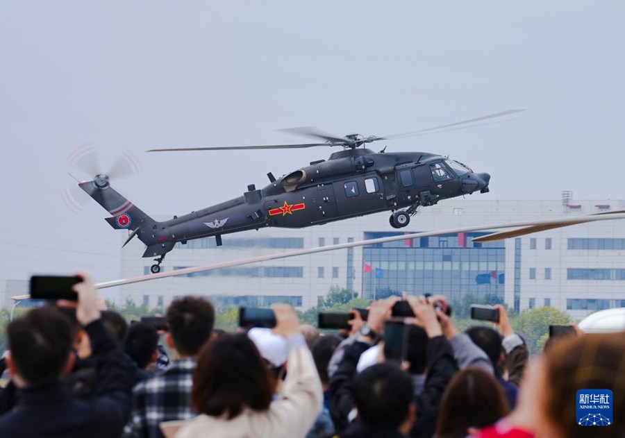 La squadra acrobatica "Fenglei" dell'EPL si esibisce alla 7a China Helicopter Exposition di Tianjin