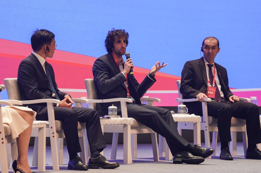 Ospiti partecipano a una tavola rotonda durante il Global Mayors Dialogue a Jingdezhen, nella provincia orientale cinese del Jiangxi. (19 ottobre 2025 - Xinhua/Zhou Mi)