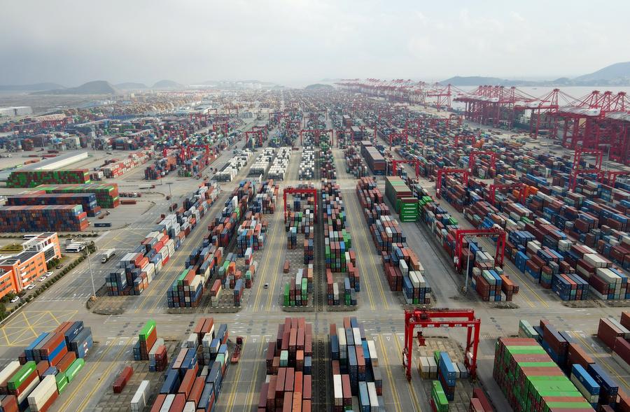 Foto: Vista aerea scattata del porto di Yangshan (Shanghai), nella Cina orientale. (18 dicembre 2024 - Xinhua/Fang Zhe)
