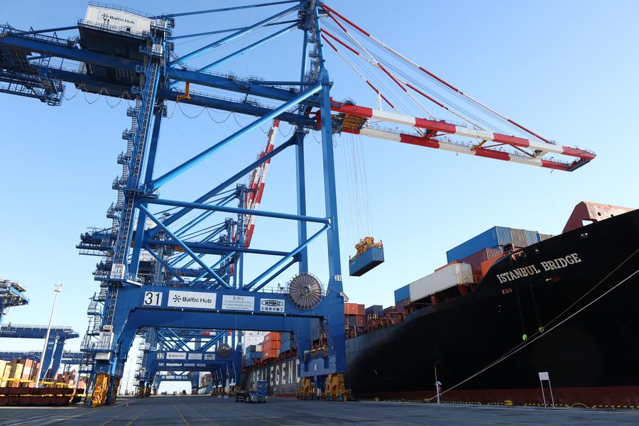 Container viene scaricato dall'"Istanbul Bridge", la prima nave sulla rotta espressa per container artica Cina-Europa, nel porto di Danzica, in Polonia. (19 ottobre 2025 - Xinhua/Cui Li)