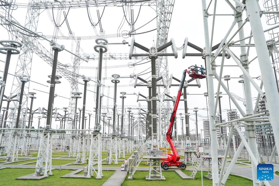 Membri dello staff conducono lavori di manutenzione nella stazione di conversione Guquan a Xuancheng, provincia dell'Anhui, Cina orientale. (20 ottobre 2025 - Xinhua/Du Yu)