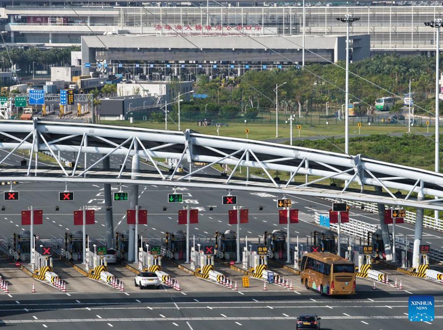 Veicoli diretti verso il Porto di Zhuhai del Ponte Hong Kong-Zhuhai-Macao a Zhuhai, provincia del Guangdong, Cina meridionale. (19 ottobre 2025 – Xinhua/Deng Hua)