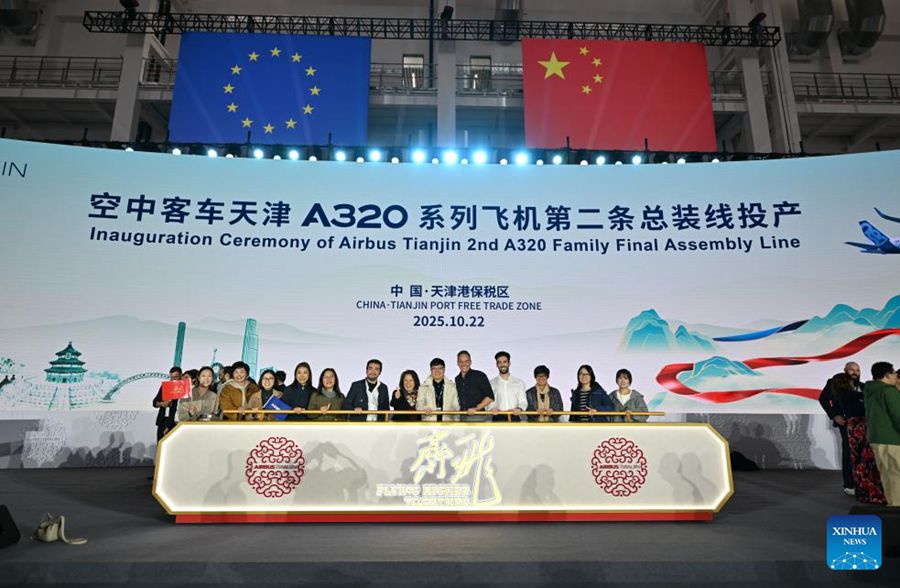Ospiti posano per una foto di gruppo alla cerimonia di inaugurazione della seconda linea di assemblaggio finale (FAL) di Airbus per gli aeromobili della famiglia A320 a Tianjin, nella Cina settentrionale. (22 ottobre 2025 - Xinhua/Sun Fanyue)