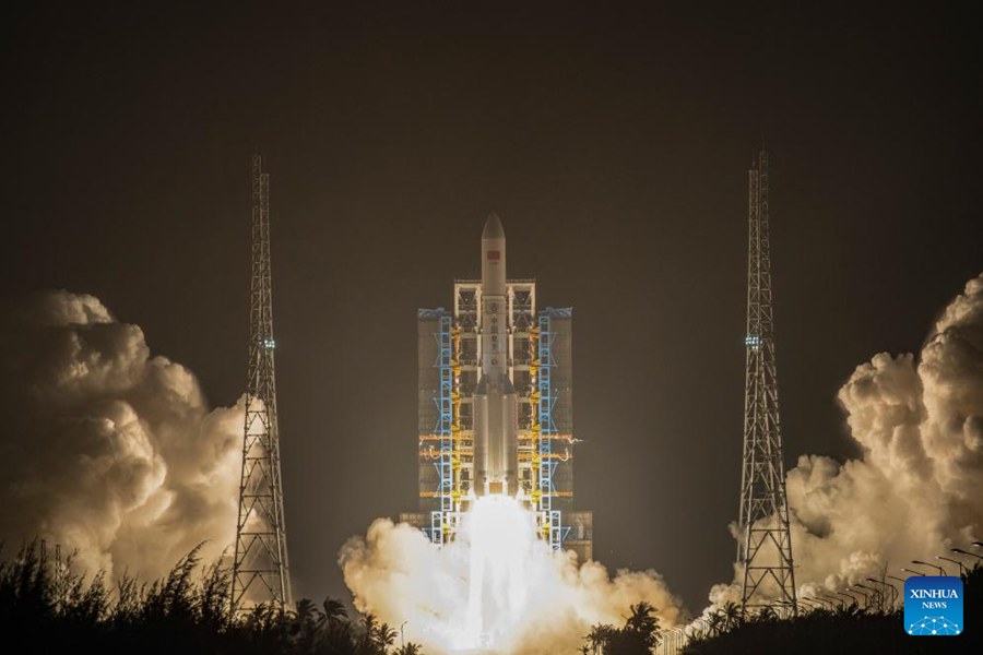 Un razzo Long March-5 trasportante un nuovo satellite sperimentale per la tecnologia delle comunicazioni decolla dal sito di lancio spaziale di Wenchang, nella provincia di Hainan, Cina meridionale. (23 ottobre 2025 - Xinhua/Du Xinxin)