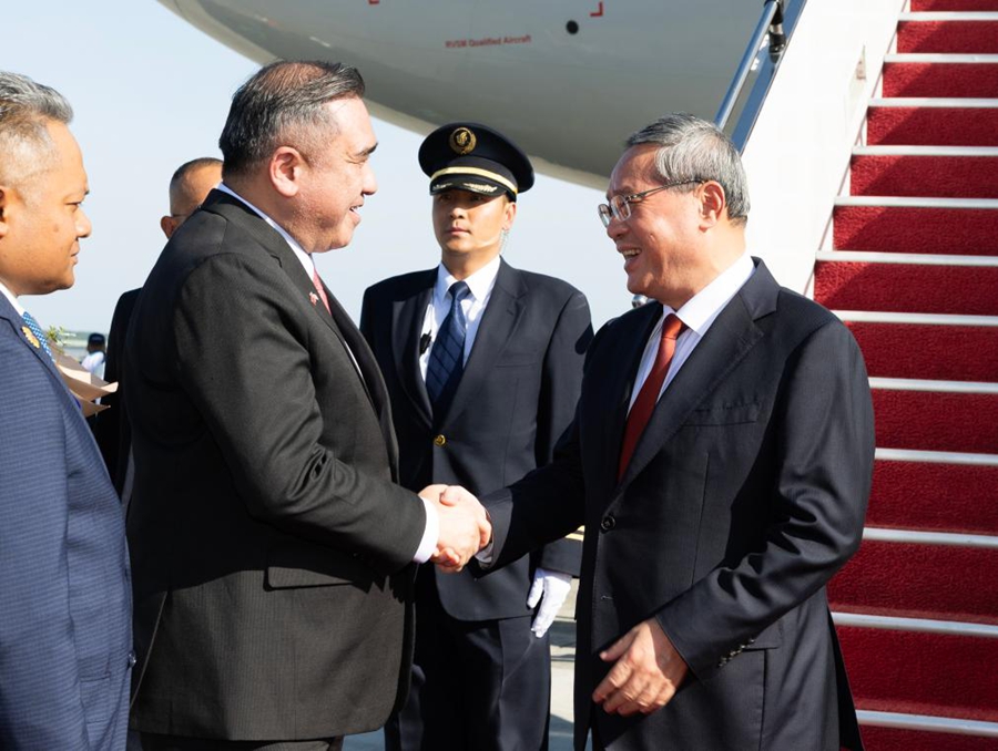Il Premier cinese Li Qiang arriva all'aeroporto internazionale di Kuala Lumpur per partecipare agli incontri dei leader sulla cooperazione nell'Asia orientale a Kuala Lumpur, Malesia, su invito del Primo Ministro Anwar Ibrahim della Malesia, presidente di turno dell'ASEAN. (26 ottobre 2025 - Xinhua/Huang Jingwen)
