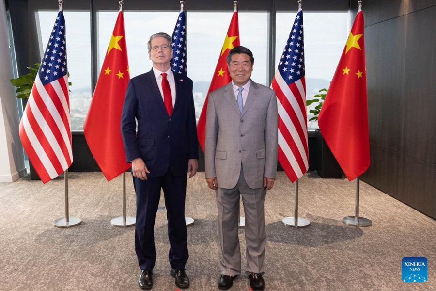 Il vicepremier cinese He Lifeng, membro anche dell'Ufficio Politico del Comitato Centrale del Partito Comunista Cinese, posa per una foto con il Segretario al Tesoro statunitense Scott Bessent prima dei loro colloqui a Kuala Lumpur, Malesia. (25 ottobre 2025 - Xinhua/Bai Xueqi)