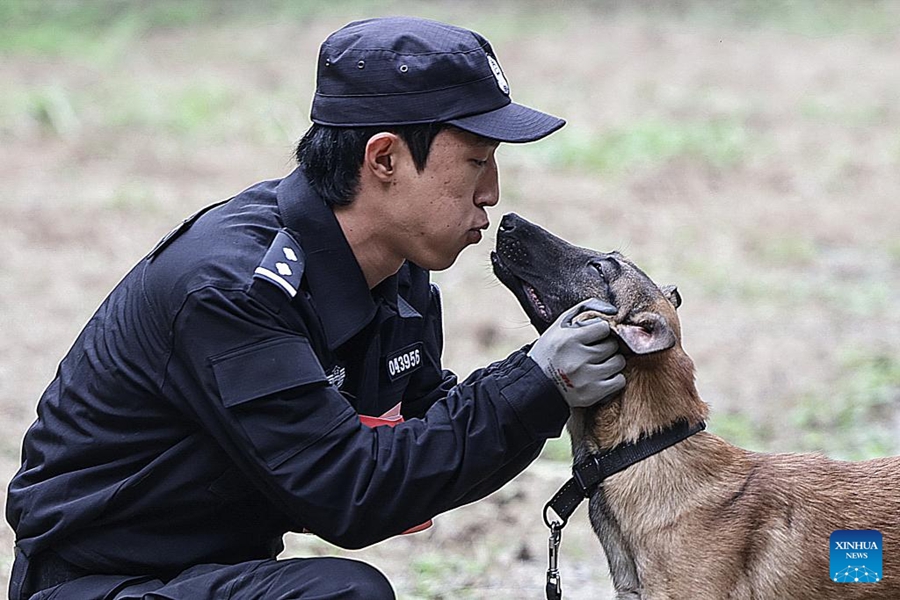 Gara di abilità per cani poliziotto tenuta a Beijing