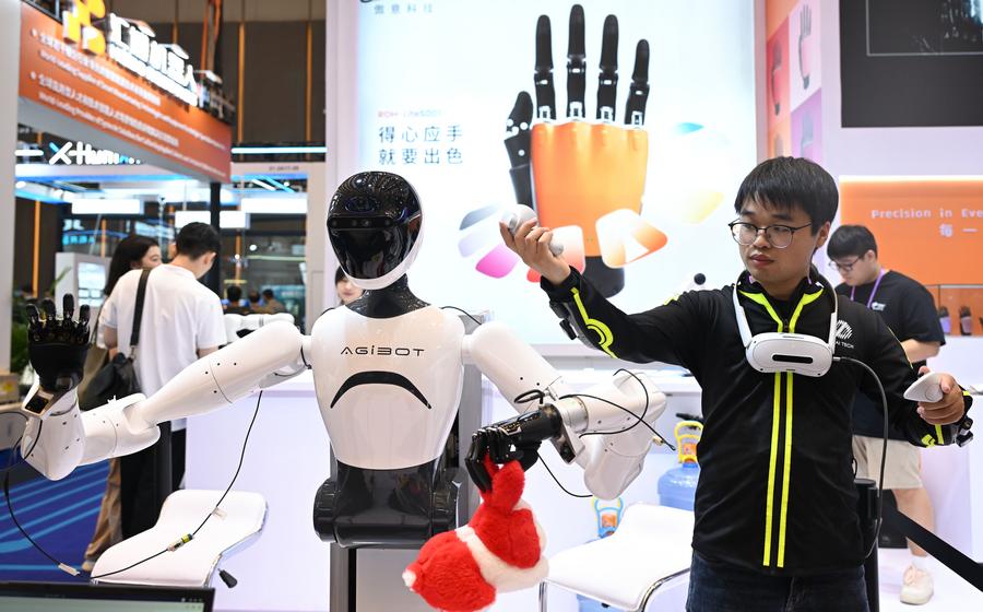 Robot che si sincronizza con i movimenti dell'espositore presso la Service Robots Zone durante la 138a edizione della China Import and Export Fair (Fiera di Canton) a Guangzhou, nella provincia meridionale cinese del Guangdong. (15 ottobre 2025 - Xinhua/Deng Hua)
