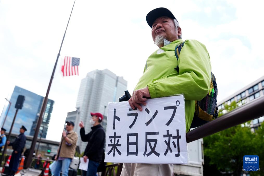 Cittadini giapponesi in piazza contro il vertice tra Giappone e Stati Uniti