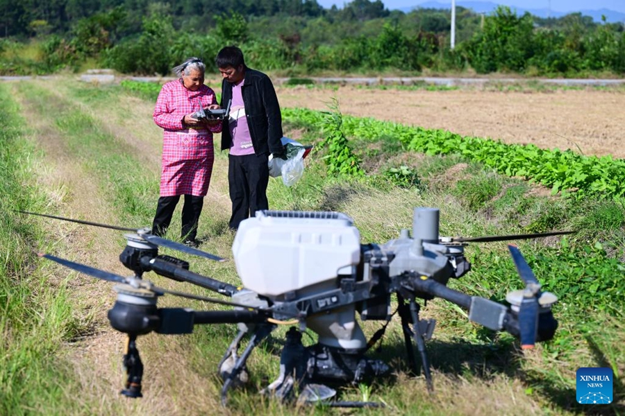 Ottuagenaria nell'Anhui abbraccia la tecnologia moderna per aiutare l'agricoltura familiare