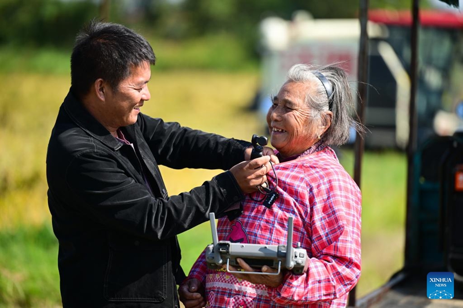 Ottuagenaria nell'Anhui abbraccia la tecnologia moderna per aiutare l'agricoltura familiare