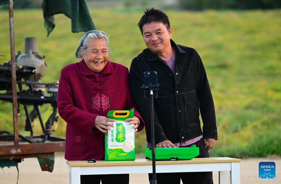 Ottuagenaria nell'Anhui abbraccia la tecnologia moderna per aiutare l'agricoltura familiare
