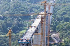 Posata l'ultima campata del grande ponte a doppio binario lungo la ferrovia ad alta velocità Chongqing-Wanzhou