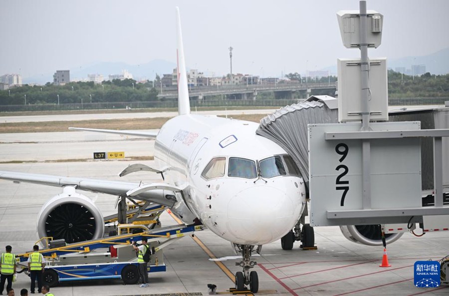 Il volo MU6308 della China Eastern Airlines, il primo a decollare dal Terminal 3 dell'Aeroporto Internazionale Baiyun di Guangzhou, nella provincia del Guangdong, Cina meridionale. (30 ottobre 2025 - Xinhua/Deng Hua)