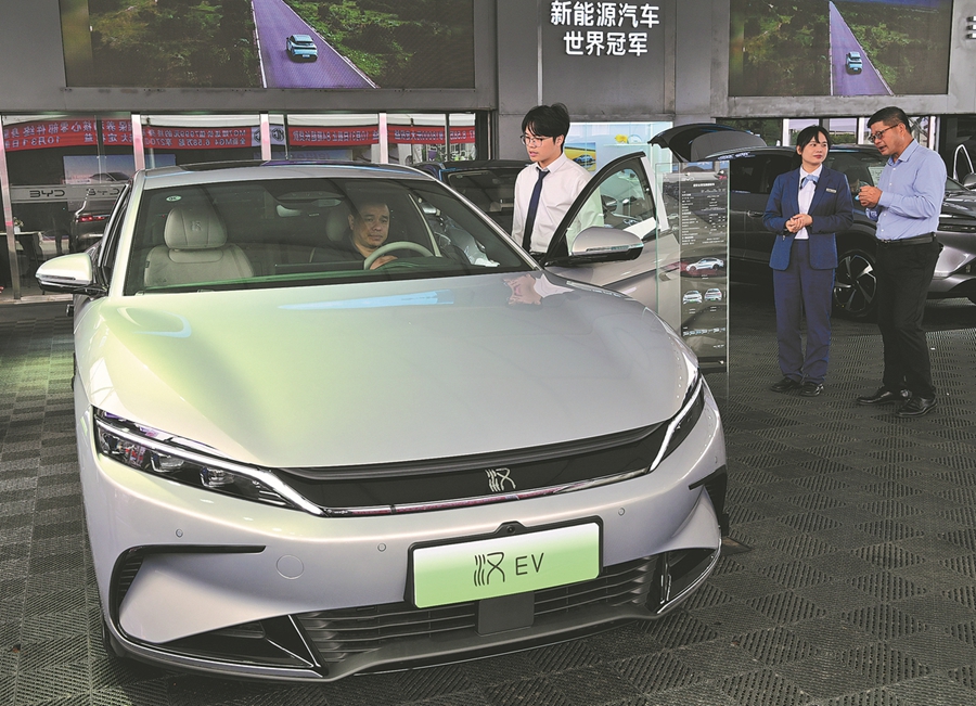 Un potenziale acquirente prova un veicolo elettrico durante una recente fiera automobilistica a Jinhua, nella provincia del Zhejiang. (China Daily/Shi Bufa)