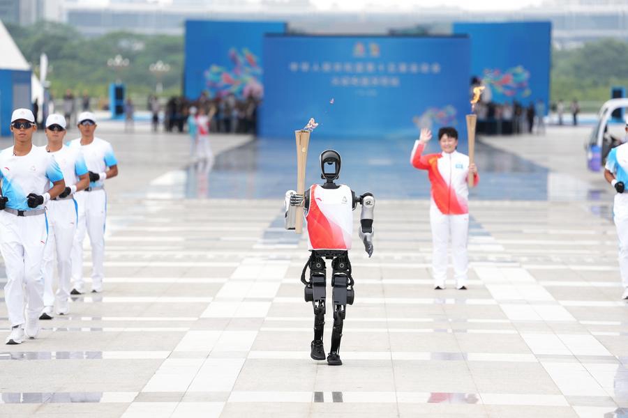 Il robot umanoide tedoforo "Kuavo" corre durante la staffetta della torcia per i XV Giochi Nazionali cinesi a Shenzhen. (2 novembre 2025 - Xinhua/Jiang Han)